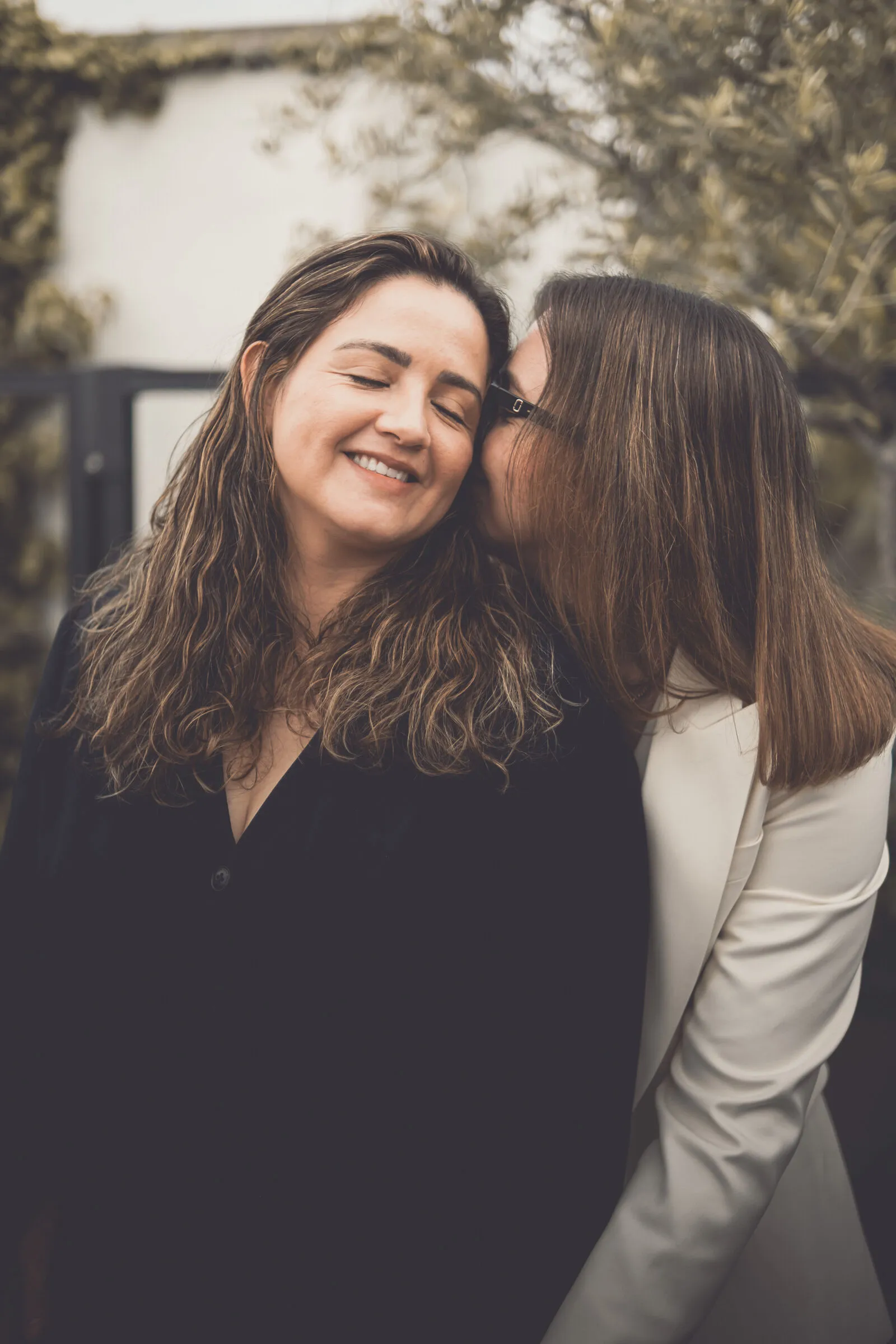 Amanda & Gabi — couple portrait (09), wedding photography by Anna Mello Studios, Dublin