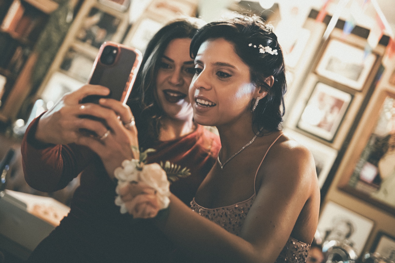 Will & Lais — the pub (05), wedding photography by Anna Mello Studios, Dublin